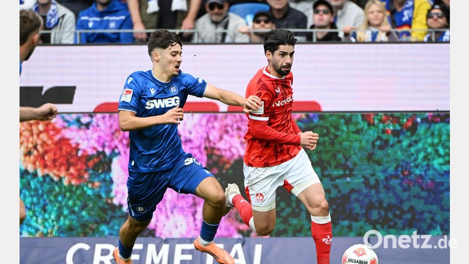 Der 1. FC Kaiserslautern um Semih Sahin (r) hat das Derby gegen den Karlsruher SC um Rafael Pinto Pedrosa (l) für sich entschieden. Bild: Uli Deck/dpa