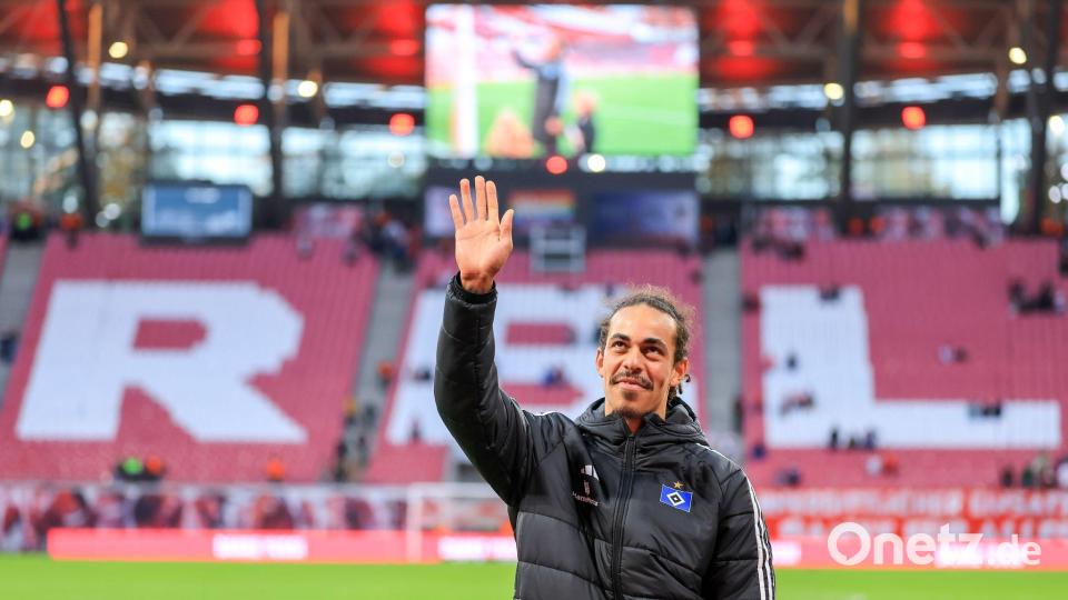 Yussuf Poulsen bedankt sich nach dem Spiel des HSV in Leipzig bei den RB-Fans. Vor dem Spiel hatten die den Ex-Leipziger mit einer Riesen-Choreo gefeiert. Bild: Jan Woitas/dpa