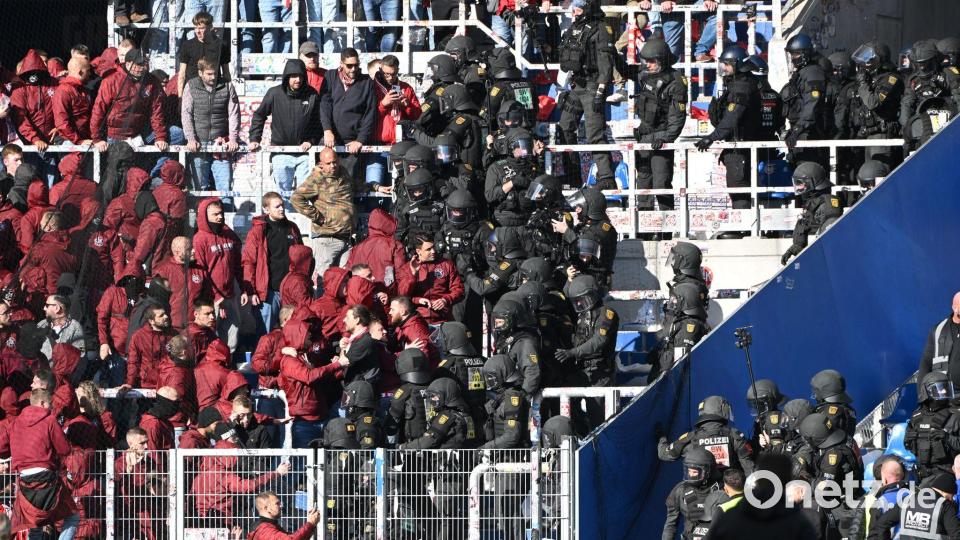 Die Polizei musste die Situation auf den Rängen nach dem Schlusspfiff beruhigen. Bild: Uli Deck/dpa