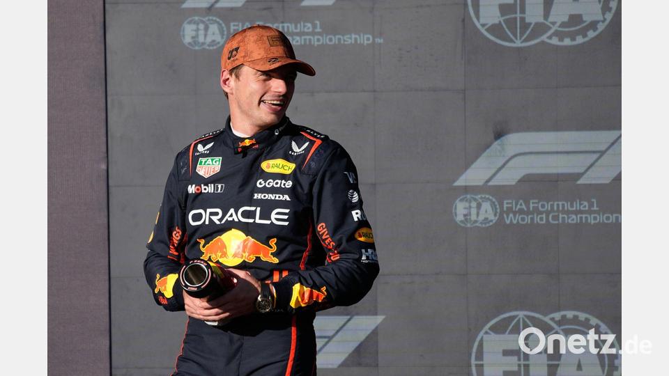 Max Verstappen sichert sich im Red Bull die Pole-Position beim Grand Prix der USA und präsentiert stolz die Trophäe. Bild: John Locher/AP/dpa