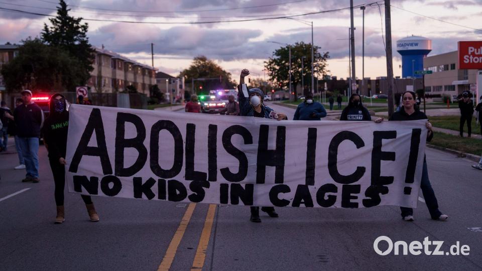 In dem Vorort von Chicago wird seit Wochen gegen das Vorgehen der Einwanderungsbehörde ICE protestiert. (Archivbild) Bild: Adam Gray/AP/dpa