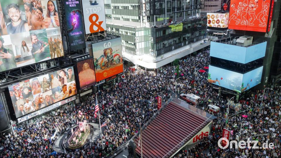 Tausende Demonstranten füllten den Times Square in New York. Bild: Olga Fedorova/AP/dpa