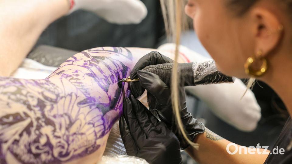 Tattoo Convention: Künstlerin Marie zeigt ihr Können“ Bild: Peter Gercke/dpa