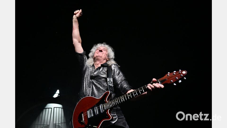 Gitarrenlegende Brian May begeistert das Publikum mit einer Zugabe bei der Premiere von „We Will Rock You“. Bild: Bernd Weißbrod/dpa