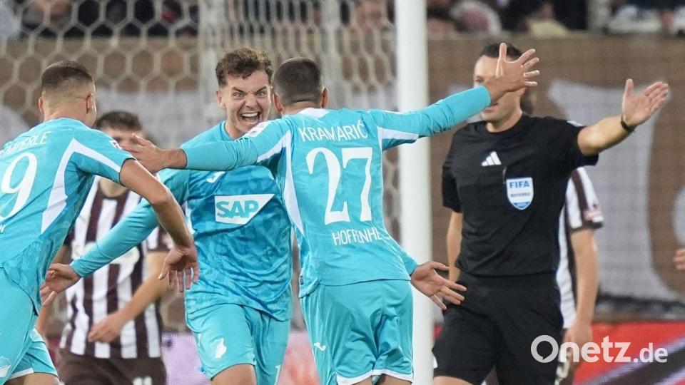 Andrej Kramaric (vorne, 1899 Hoffenheim) jubelt nach seinem Treffer zum 2:0. Bild: Marcus Brandt/dpa