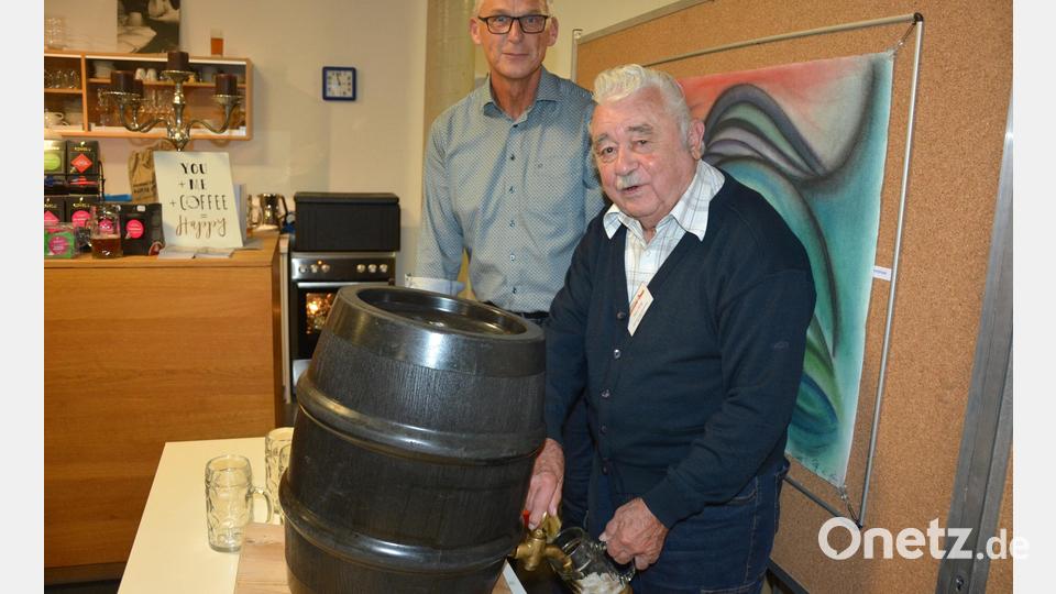 Hans Stingl schenkte Zoiglbier ein, unterstützt von Eduard Frank. Bild: jr