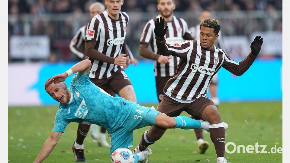 Vladimir Coufal (l, 1899 Hoffenheim) und Joel Chima Fujita (r, FC St. Pauli) kämpfen um den Ball. Bild: Marcus Brandt/dpa