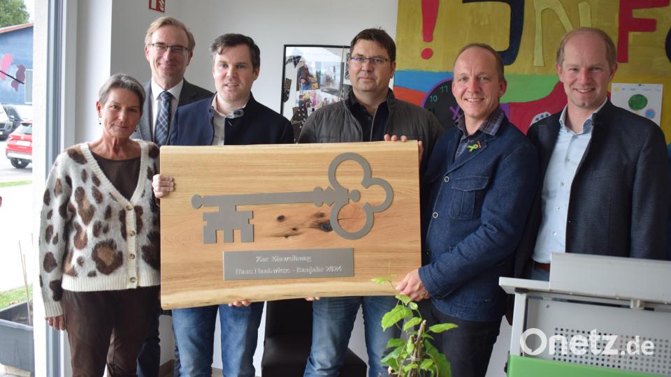 Über das gelungene Bauwerk freuten sich Unternehmerin Sandra Loew (von links), MdL Alexander Flierl, Peter Pirzer und Michael Schlagenhaufer von der Firma Immotec sowie Einrichtungsleiter Martin Beutner und Bürgermeister Konrad Kiener. Bild: bnr