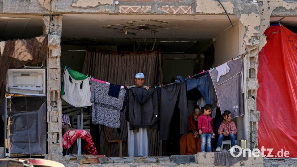 Zerstörte Wohnung: Palästinenser sitzen in Trümmern. Bild: Abdel Kareem Hana/AP/dpa