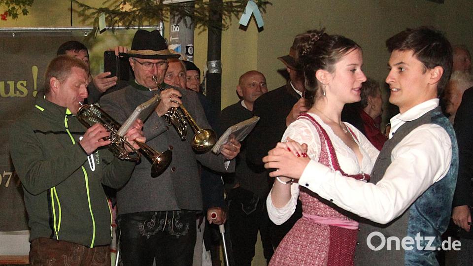Die Paare tanzten zu den Walzer- und Polkaklängen der Kirwamusikanten. Bild: Hirsch