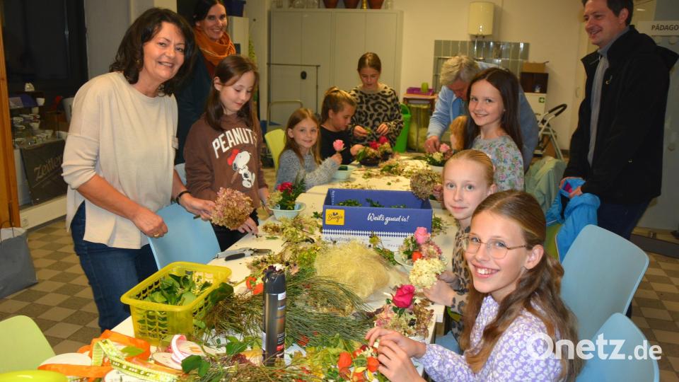 Das herbstliche Basteln mit Nicole Schuller (links) kam in der Museumsnacht gut an. Bild: jr