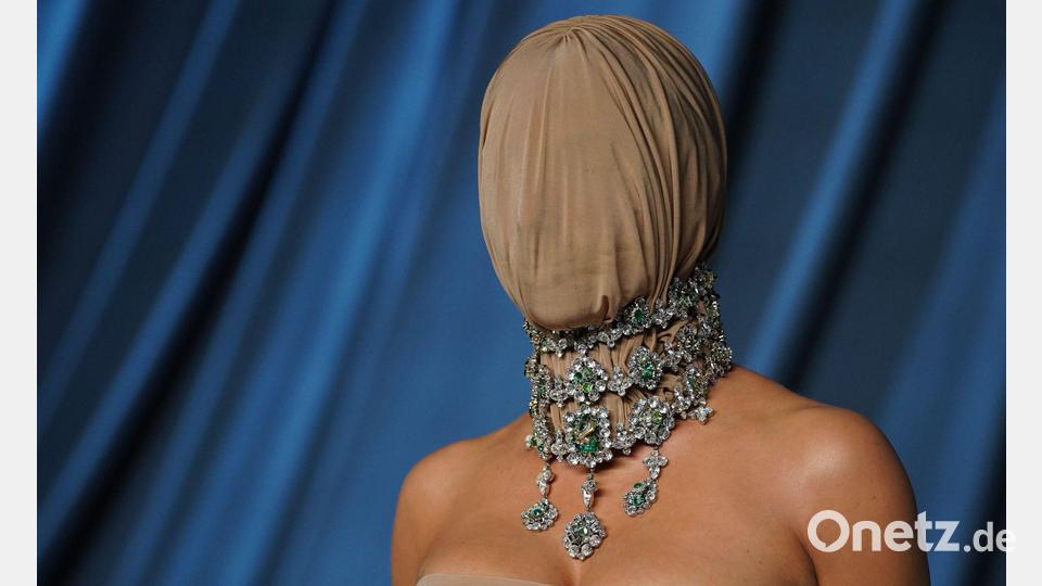 Kim Kardashian kam mit verhülltem Kopf zur Academy Museum Gala in Los Angeles. Bild: Jordan Strauss/Invision/AP/dpa
