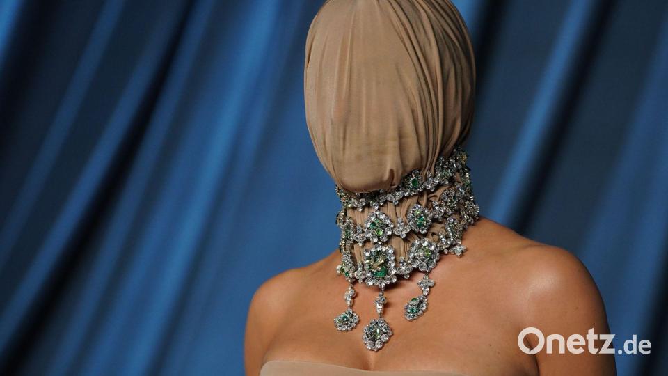 Kim Kardashian erscheint mit verhülltem Kopf bei Academy-Gala. Bild: Jordan Strauss/Invision/AP/dpa