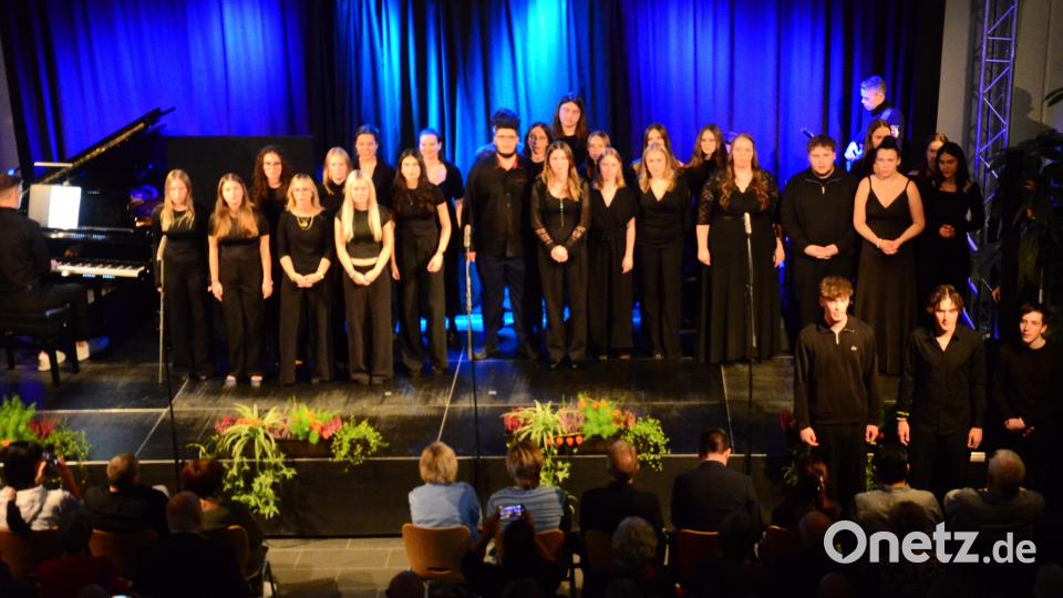 Der Chor der Fachrichtung Musik an der Gustav-von-Schlör-Schule begeisterte das Publikum. Bild: Kunz