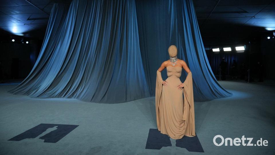 Die hautfarbene Stoffhaube passte zum Kleid der 44-jährigen Kardashian. Bild: Jordan Strauss/Invision/AP/dpa