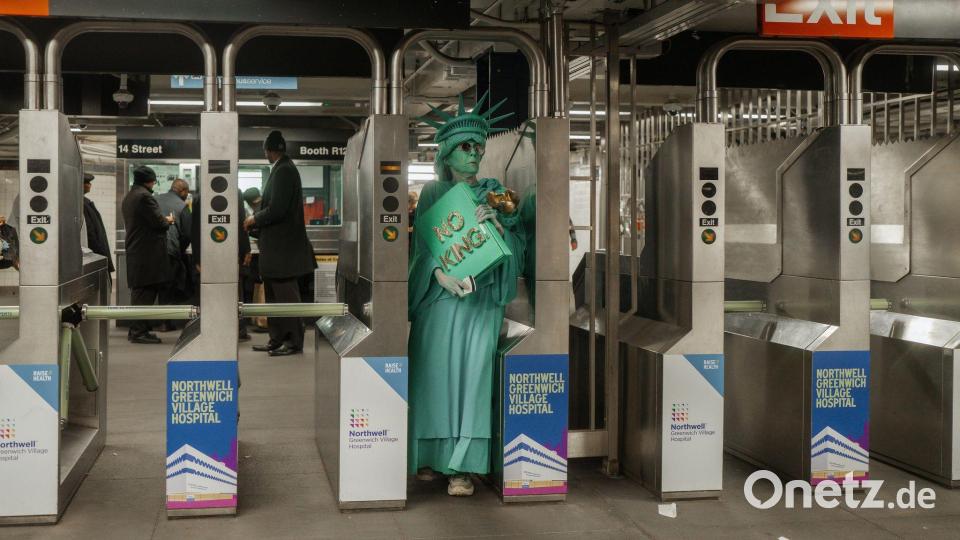 Nach ‘No Kings’-Protest: Freiheitsstatue fährt U-Bahn. Bild: Olga Fedorova/AP/dpa