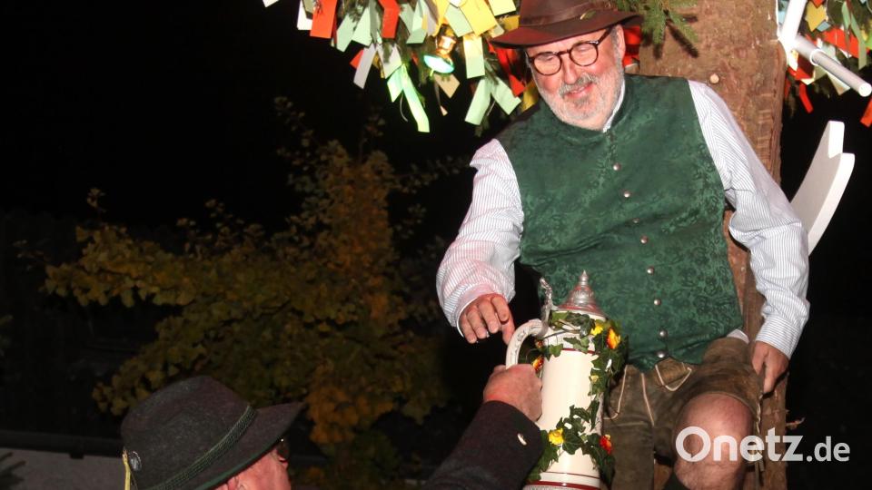 Zum 30. Mal stieg &quot;Bamobaschreierer&quot; Hubert Rathey auf die Leiter, ließ sich die &quot;Liesl&quot; reichen und rief in die Runde: &quot;Wer hot Kirwa? Und wer hot a Bier?&quot; Bild: Hirsch