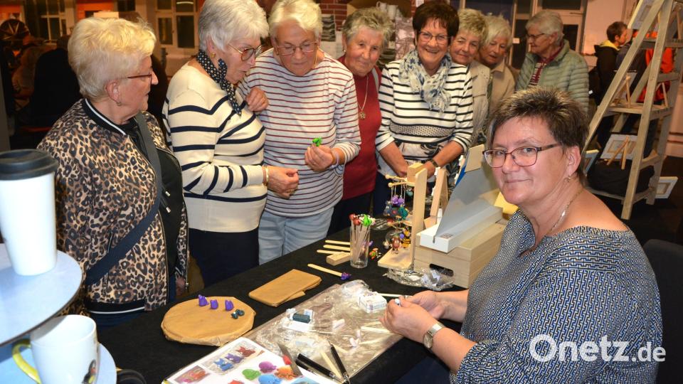 Claudia Sollfrank (rechts) bot Geschenkideen aller Art an. Bild: jr