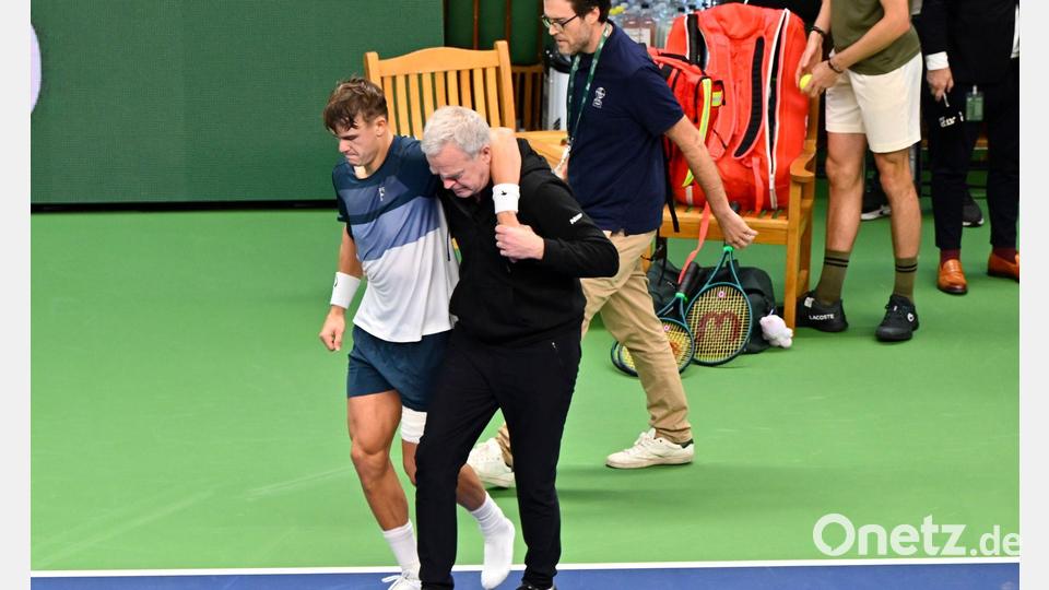 Tennisprofi Holger Rune konnte den Platz nach seiner Verletzung nur mit fremder Hilfe verlassen. Bild: Anders Wiklund/TT News Agency/AP/dpa
