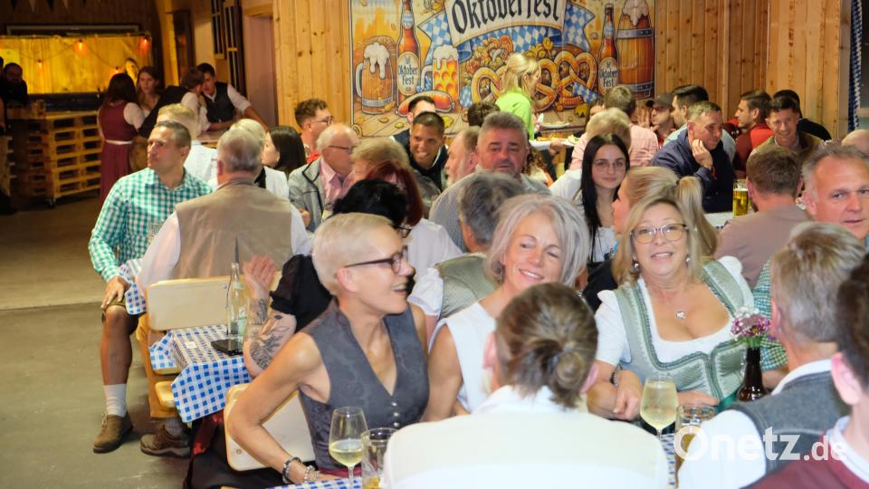 &quot;Dem Land Tirol die Treue&quot; verwandelte das Feiervolk in ein &quot;Hoch der Stadtkapelle&quot;. Bild: do