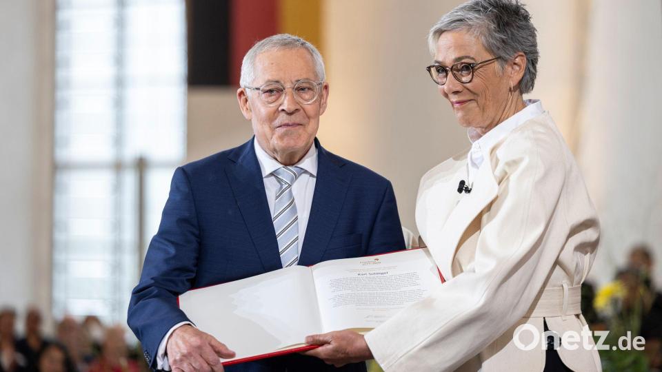 Karin Schmidt-Friderichs, Vorsteherin des Börsenvereins des Deutschen Buchhandels, übergibt Karl Schlögel den Friedenspreis des Deutschen Buchhandels. Bild: Hannes P. Albert/dpa pool/dpa