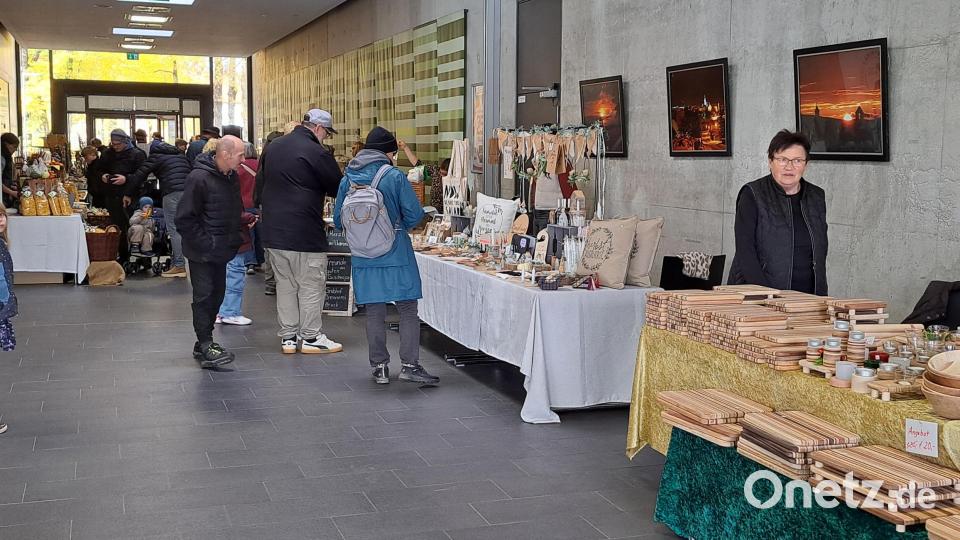 Selbstgemachte Produkte gab es im Kunsthandwerkermarkt im Foyer der Schwarzachtalhalle Bild: wel
