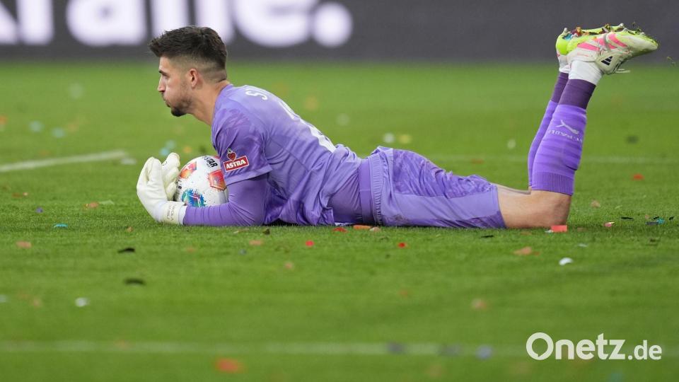 Torwart Nikola Vasilj (FC St. Pauli) sichert den Ball. Bild: Marcus Brandt/dpa