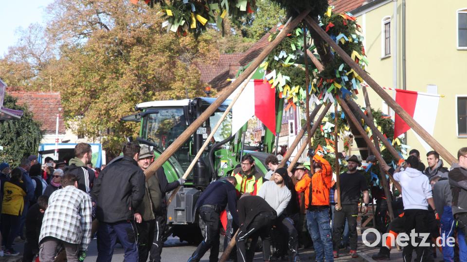 Zum Baumaufstellen fanden sich am Samstag wieder zahlreiche Helfer auf dem Fronberger Dorfplatz ein. Bild: Hirsch