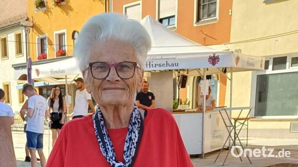 Sie nennt sich selbst „das letzte Hirschauer Original“ und wurde am Sonntag 85 Jahre alt: Marianne Mendl. Sie ist als Lebenskünstlerin und Frohnatur bekannt, die ihr (großes) Herz nicht nur am rechten Fleck, sondern auch auf der Zunge trägt. Bild: u