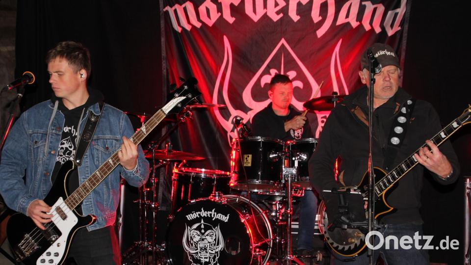 Hans-Peter Höpfl (rechts) und seine beiden Söhne Max und Leonhard sind die Tributeband "Mörderhand". Sie sorgten in Bärnau für kultigen Metall-Rock. Bild: kro