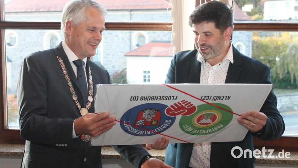 Die Bürgermeister Thomas Meiler (links) und Jan Bozděch tauschen Erinnerungsgeschenke aus. Bild: pi