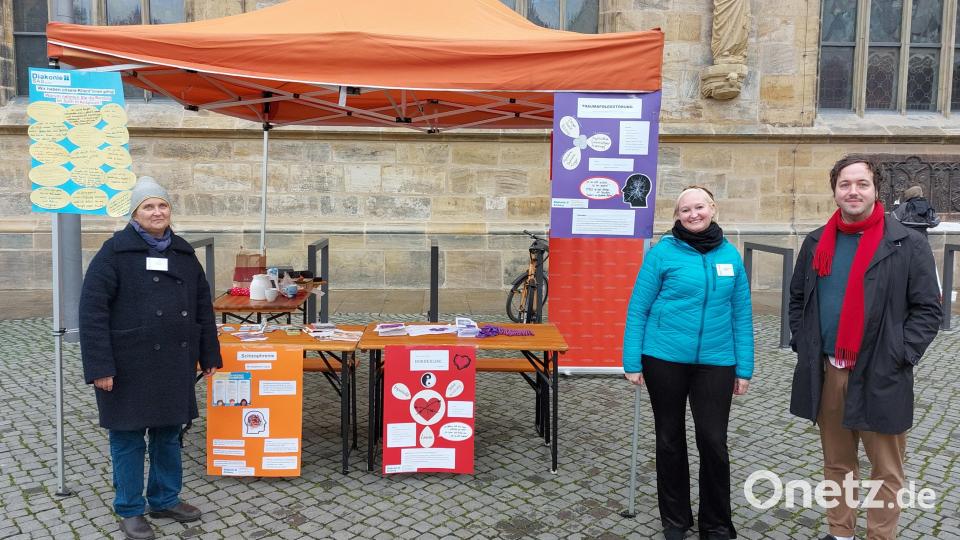 Sie standen im Rahmen der Präsentation zur bundesweiten Aktionswoche Seelische Gesundheit Rede und Antwort auf dem gemeinsamen Stand auf dem Marktplatz in Amberg: Angela Rahm, Kathrin Reinprecht (beide Sozialpsychiatrischer Dienst, Diakonie Amberg), Benjamin Treffert (Fachambulanz für Suchtprobleme, Caritas). Bild: mfh