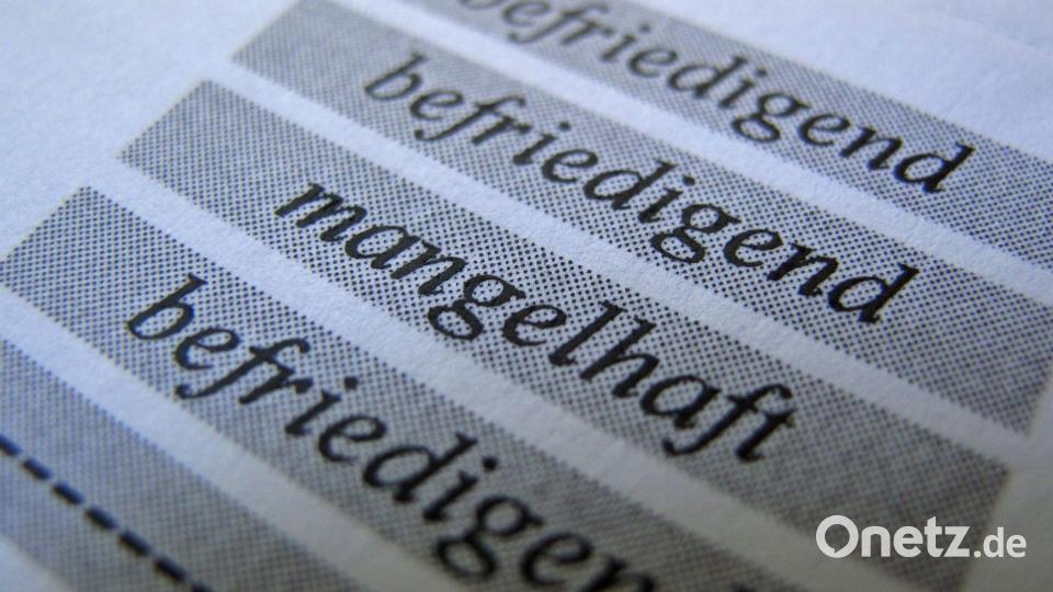 Bei zu vielen Fünfern oder gar Sechsern muss die Klasse wiederholt werden. (Symbolbild) Bild: picture alliance / dpa