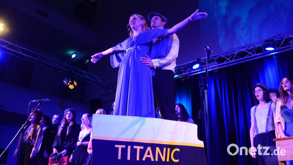 Hier sing die Chefin selbst: Chorleiterin und Sopranistin Manuela Falk bei &quot;My Heart will go on&quot; aus dem Oscar-prämierten Film &quot;Titanic&quot;. Bild: Kunz