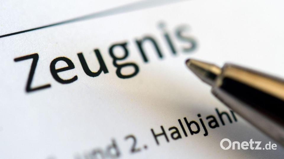 Vor dem Zeugnistag haben so manche Schülerinnen und Schüler Angst - wenn ihre Versetzung gefährdet ist. (Symbolbild) Bild: Sebastian Gollnow/dpa