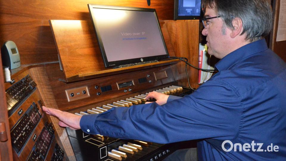 Alexander Pointner begleitet den Stummfilm auf der Eisenbarth-Orgel. Bild: Kunz