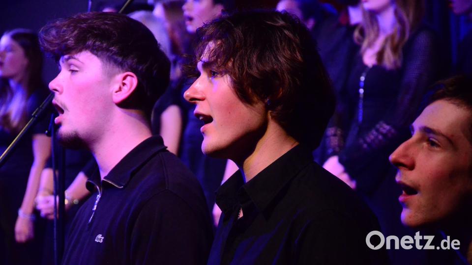 Mitreißende Stimmen, emotionale Stücke: Auch der Chor begeisterte die Zuschauer. Bild: Kunz