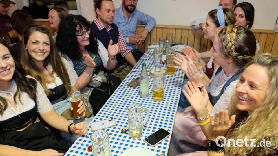 Wenn die Stadtkapelle zum traditionellen Oktoberfest einlädt, kommen die Besuchermassen. Der Blasmusiksound der Truppe ist ansteckend und befördert viele Bierseelen in den siebten Musikhimmel. Bild: do