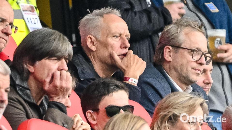 Auch die Trainer-Legenden Joachim Löw (l.) und Christian Streich (M.) waren im Stadion. Bild: Harry Langer/dpa