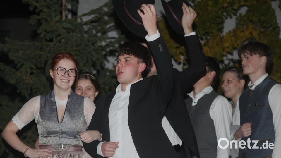 Erster Kirwabursch Lukas Helm führte die 15 Tanzpaare gemeinsam mit Johanna Tauscher bei Walzer, Polka und Schottisch an. Bild: Hirsch