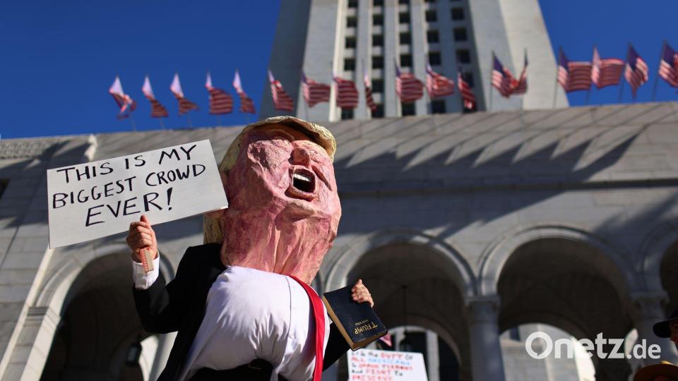 Ein Demonstrant im Donald-Trump-Kostüm nimmt an einer „No Kings“-Demonstration teil. Bild: Ethan Swope/AP/dpa
