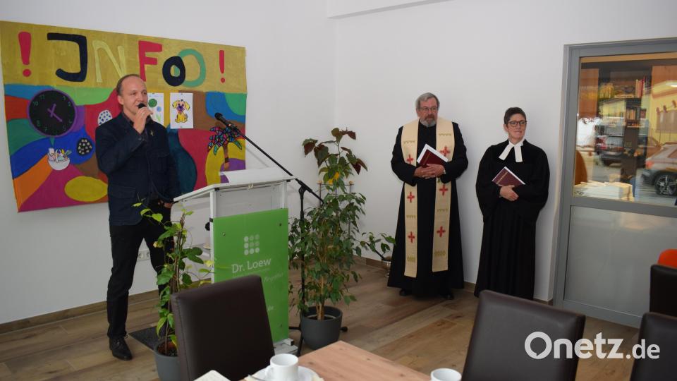 Einrichtungsleiter Martin Beutner begrüßte die Gäste zur Einweihung des Wohnheims "Haus Naabwiese". Pfarrer Markus Ertl und Pastorin Heidi Landgraf erteilten dem Gebäude den kirchlichen Segen. Bild: bnr