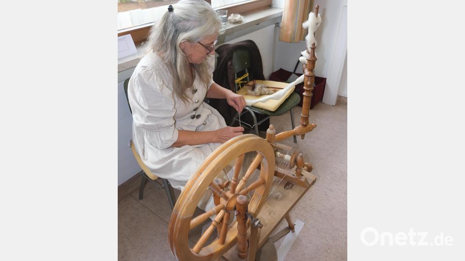 So etwas sieht man heutzutage nur noch ganz selten: Ein Flachsspinnrad im Einsatz, das Bestandteil der Ausstellung zum Thema Textilarbeit war. Bild: usc