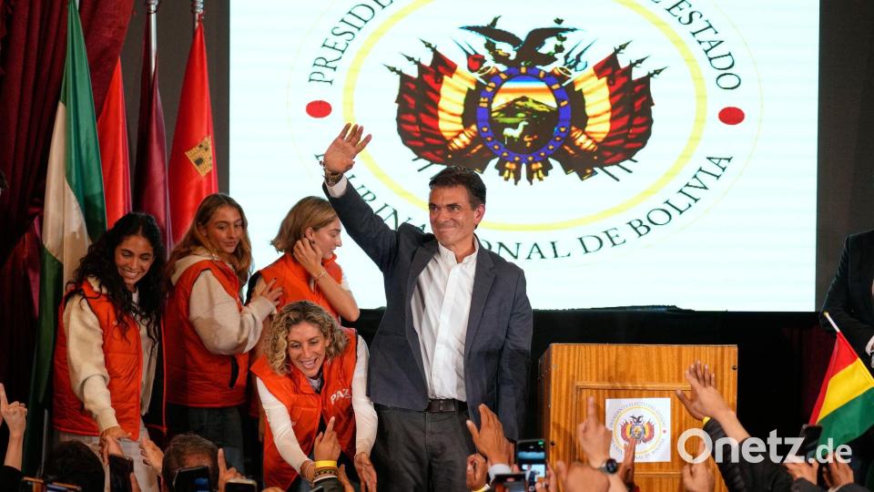 Rodrigo Paz Pereira hielt nach seinem Wahltriumph eine Rede vor Anhängern. Bild: Natacha Pisarenko/AP/dpa