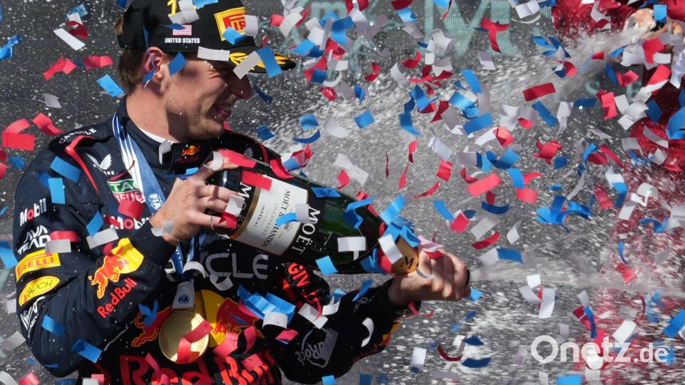 Red Bull-Pilot Max Verstappen aus den Niederlanden feiert auf dem Podium nach seinem Sieg beim Großen Preis der USA. Bild: Eric Gay/AP/dpa