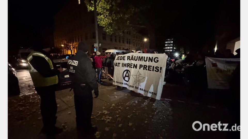 Die Polizei ist im Einsatz bei einem Protest in Berlin-Mitte gegen die Räumung von teilweise besetzten Häusern. Bild: Sven Kaeuler/dpa