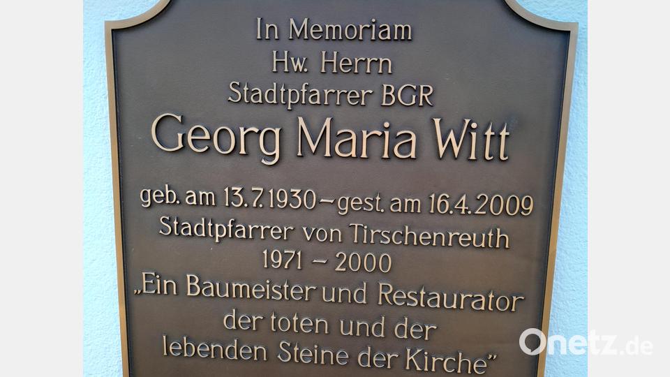 Die Pfarrgemeinde erinnert mit einer Gedenktafel an der Friedhofkirche an den langjährigen Stadtpfarrer. Bild: Karl Scheidler