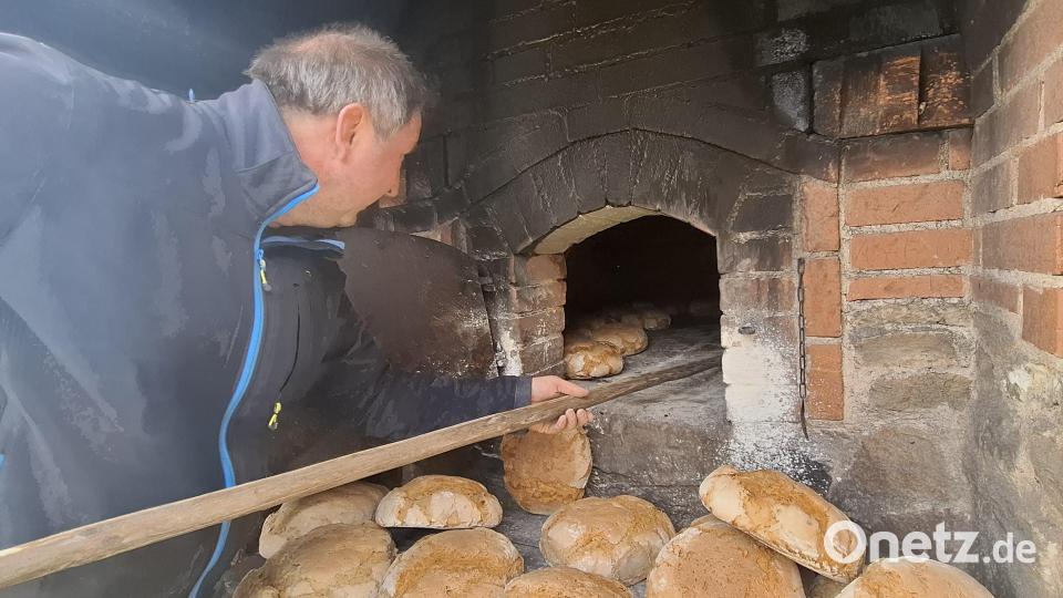 Beim Kirchweihmarkt im Freilandmuseum Oberpfalz wurde auch Brot gebacken. Bild: jua