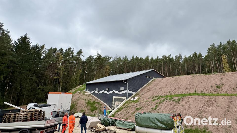 Von Außen sieht man nur das Betriebsgebäude am Westenberg. Die großen Wasserkammern liegen unterirdisch. Bild: Tobias Reitmeier