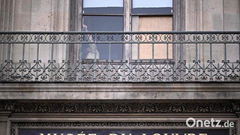Die Ermittler suchen weiter nach Spuren der flüchtigen Täter. Bild: Julien De Rosa/AFP/dpa